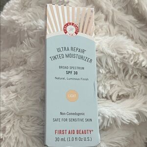 First Aid Beauty Ultra Repair Tinted Moisturizer SPF 30 - Light shade